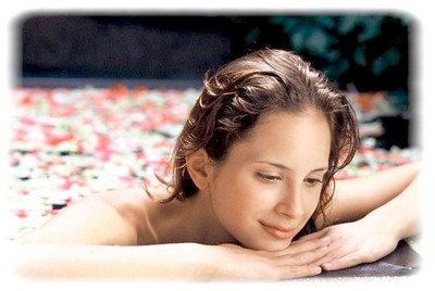 obsah03-girl-bath-flowers.jpg